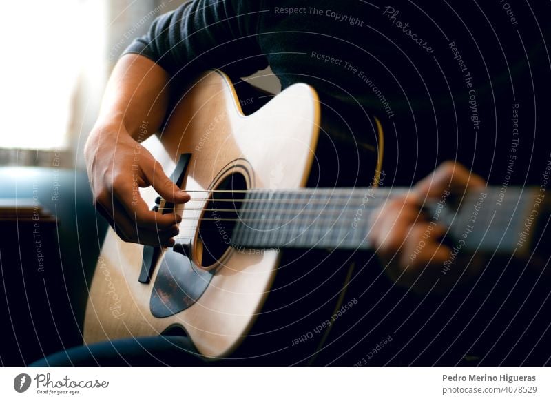 Junger Mann spielt akustische Gitarre Musik Musiker Raum spielen Instrument männlich Musical Gesang jung Erwachsener Person Menschen heimwärts Gitarrenspieler