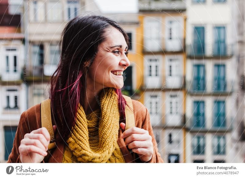 junge kaukasische Backpacker Frau Sightseeing Porto Ansichten. Reisen und Freundschaft Konzept Freunde Handy reisen Frauen Großstadt urban Fluss Sonnenuntergang