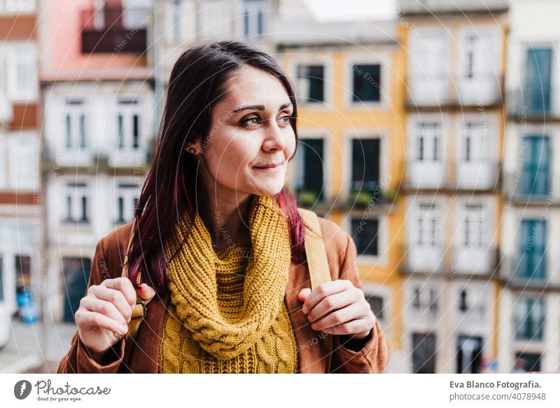 junge kaukasische Backpacker Frau Sightseeing Porto Ansichten. Reisen und Freundschaft Konzept Freunde Handy reisen Frauen Großstadt urban Fluss Sonnenuntergang