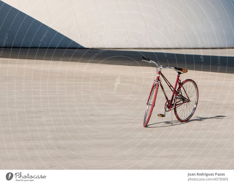 Rotes Fahrrad allein im Betonpark reisen im Freien Sport Hintergrund einsam Verkehr Rad Stehen Lifestyle niemand Freizeit Großstadt Radfahren Zyklus Tag rot