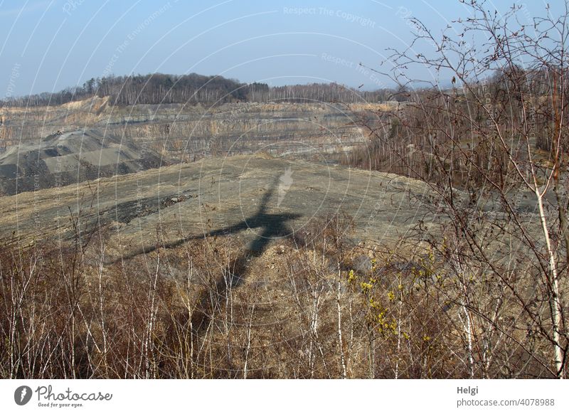 riesige Windkraftanlage wirft Schatten in einen Steinbruch Windrad Schattenwurf Birken Landschaft Natur Umwelt Frühling Sonnenlicht Licht Außenaufnahme