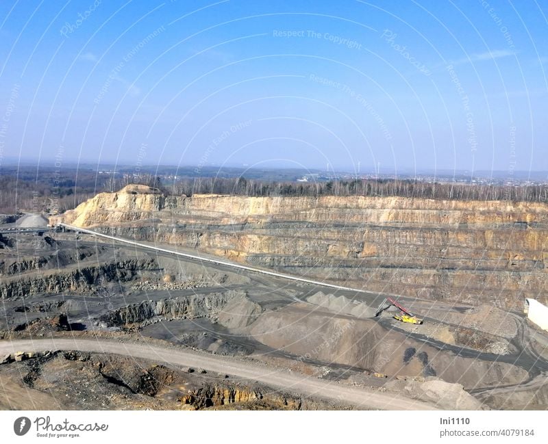 im Steinbruch bereitet Steinbrecheranlage gewünschte Korngröße auf Hintergrund Blick auf die verschiedenen Gesteinsschichten Gesteinsabbau Straßenbau Sandstein