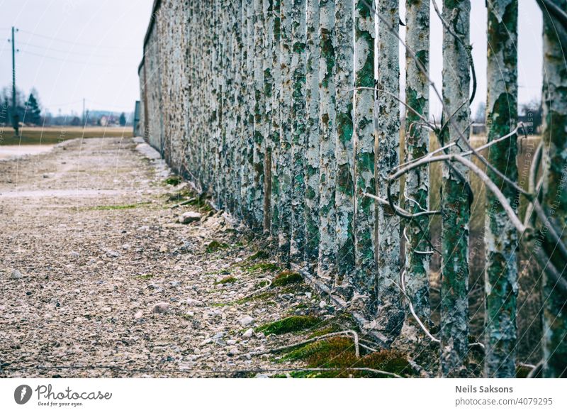 Alte Betonbrücke. Roggen Metallgeländer und ruinierte Pflasterung Verlassen antik Bogen Architektur Schönheit blau Brücke Gebäude Windstille Konstruktion