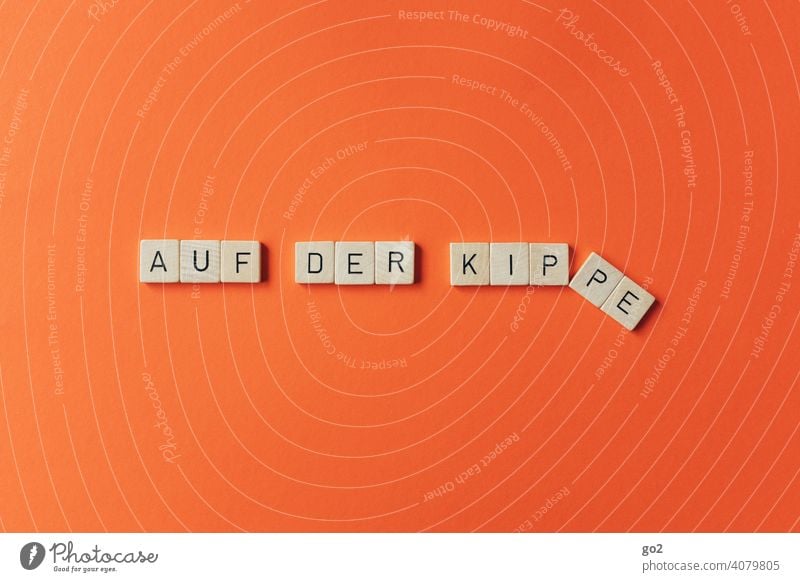 Auf der Kippe auf der kippe Buchstaben Scrabble Redewendung Schriftzeichen Typographie unsicher Unsicherheit umfallen Entscheidung Text Missgeschick pech