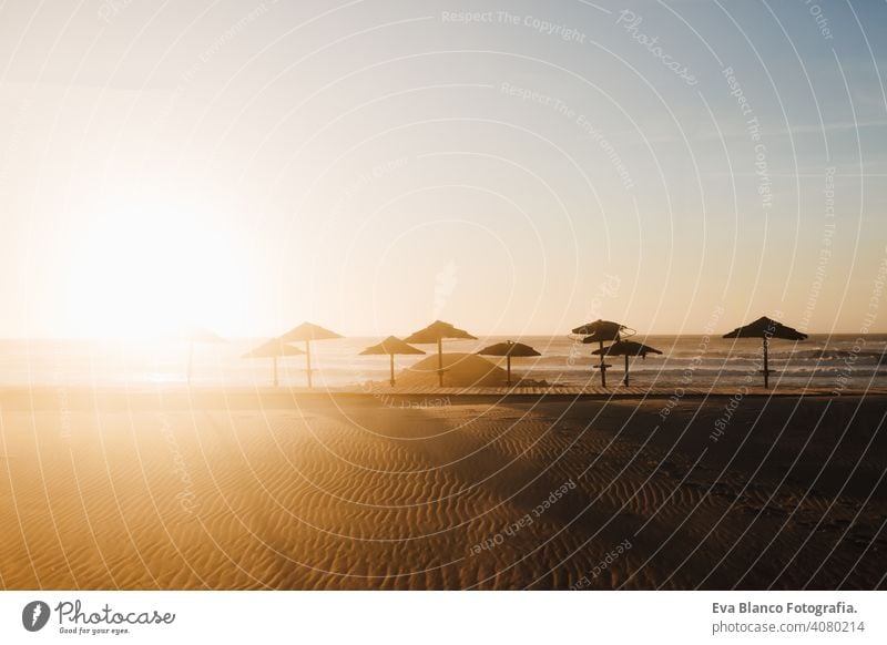 schönen Sonnenuntergang am Strand Landschaft. Niemand, entspannen und Urlaub Konzept Regenschirm sich[Akk] entspannen niemand Karibik Meer Sommer winken