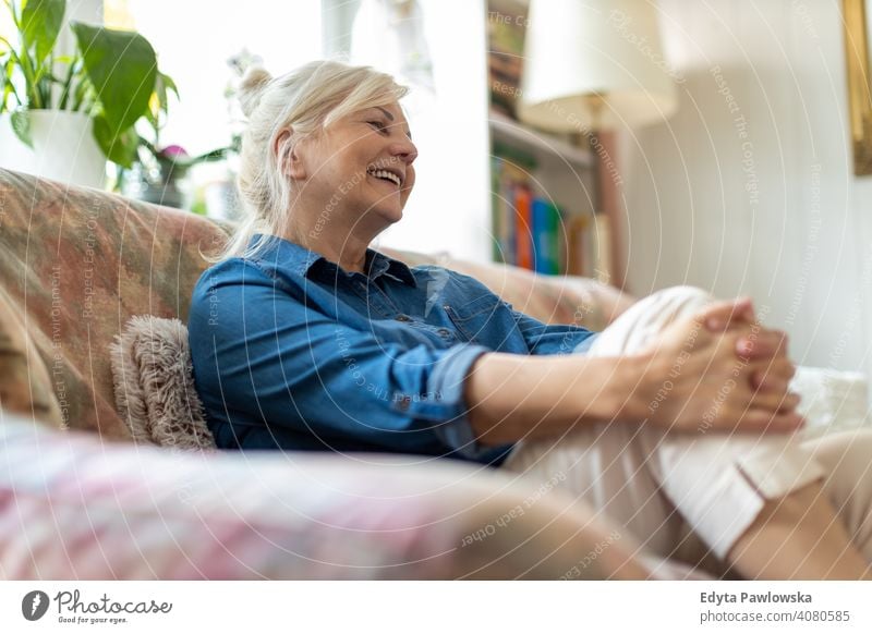 Schöne ältere Frau entspannt zu Hause Lächeln Glück genießend Positivität Vitalität Freude Selbstvertrauen Menschen Senior reif lässig Kaukasier heimwärts alt