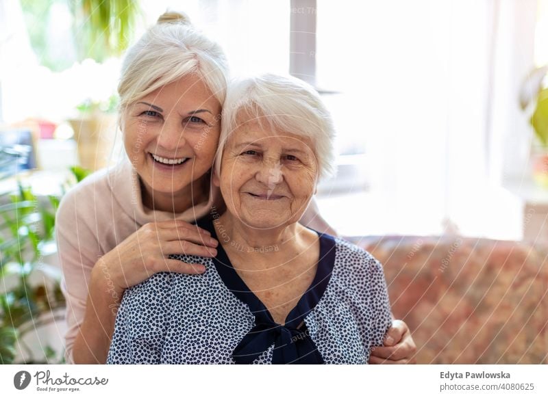 Ältere Frau verbringt viel Zeit mit ihrer Tochter Lächeln Glück genießend Positivität Vitalität Freude Selbstvertrauen Menschen Senior reif lässig Kaukasier