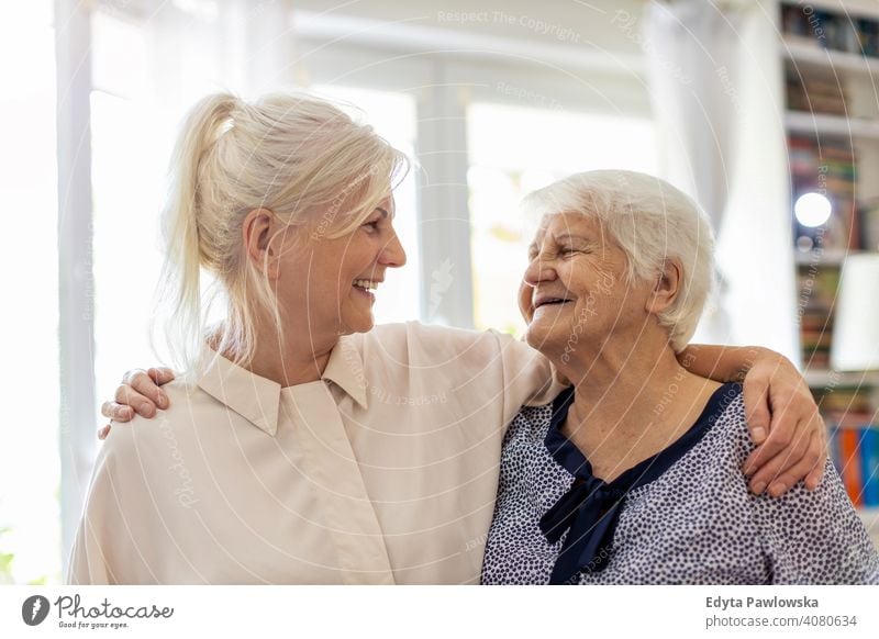 Ältere Frau verbringt viel Zeit mit ihrer Tochter Lächeln Glück genießend Positivität Vitalität Freude Selbstvertrauen Menschen Senior reif lässig Kaukasier