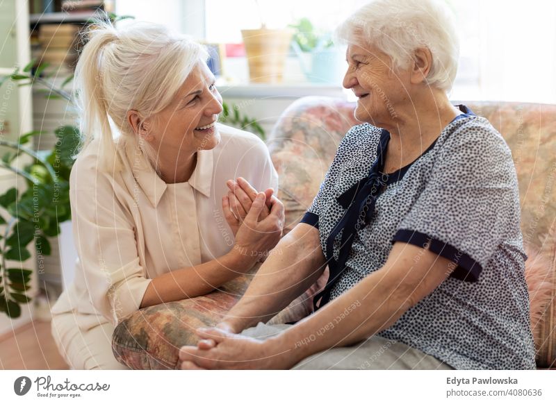 Ältere Frau verbringt viel Zeit mit ihrer Tochter Lächeln Glück genießend Positivität Vitalität Freude Selbstvertrauen Menschen Senior reif lässig Kaukasier