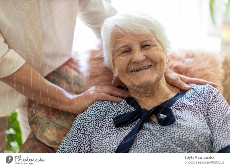 Ältere Frau verbringt viel Zeit mit ihrer Tochter Lächeln Glück genießend Positivität Vitalität Freude Selbstvertrauen Menschen Senior reif lässig Kaukasier