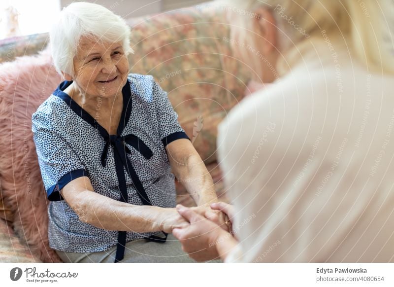 Ältere Frau verbringt viel Zeit mit ihrer Tochter Lächeln Glück genießend Positivität Vitalität Freude Selbstvertrauen Menschen Senior reif lässig Kaukasier