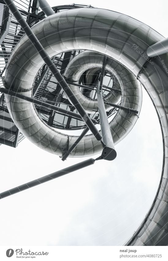 Schneckenförmige Edelstahlrutsche, die als Spirale in die Höhe führt, oder so. Architektur Skulptur Struktur Stahl Rutsche Spaß Spiel Freizeit Freizeitpark