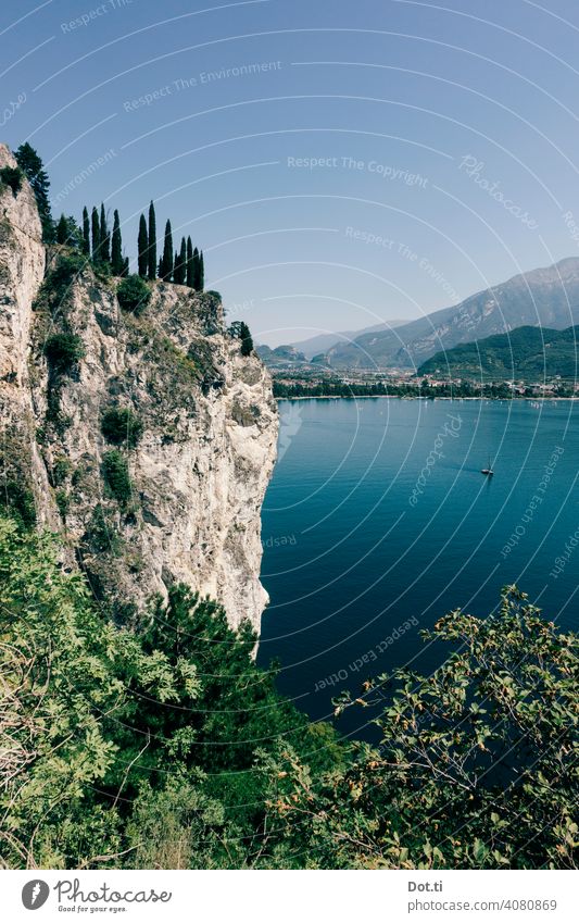 Gardasee Steilufer – Blick auf Torbole Felsen steilufer Wasser Urlaub Reisefotografie Segelboot Ferien & Urlaub & Reisen Berge u. Gebirge See Außenaufnahme