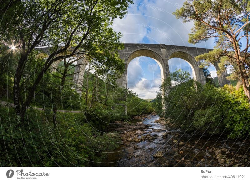 Eisenbahnbrücke in den western highlands. Schottland scotland railway Glenfinnan viaduct Natur Brücke Tal Fluss England Loch Shiel river Architektur wildnis