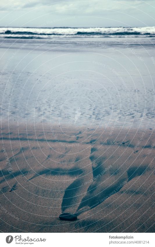 angespülter Stein und seine Spuren auf einem Sandstrand  am Meer Strandgut Wellen Ebbe Flut Gezeiten ebbe und flut Atlantik Erholung Meditation Einsamkeit