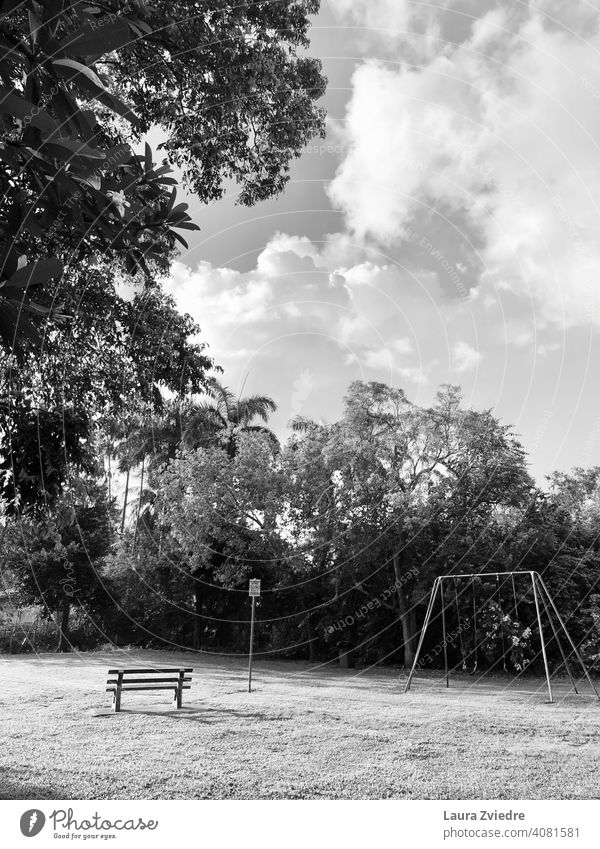 einsamer Spielplatz Spielplatzgeräte pendeln Bank Park Kindheitserinnerung Freude Kindergarten Spielzeug Kleinkind Kinderspiel Spielen Freizeit & Hobby