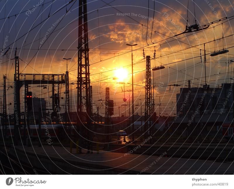 Sonnenuntergang am Bahnhof Oberleitung Draht Gleise München Verkehr Baugerüst