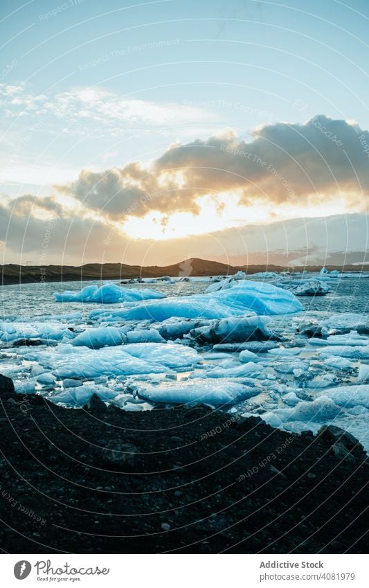 Gesprungene Eisschicht auf Wasser mit Bergen Riss Schnee Winter kalt malerisch Land Norden Saison Landschaft Seeküste zerlaufen Frühling Meer Panorama weiß