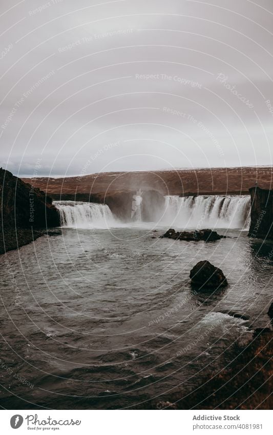 Wasserfall in majestätischer Landschaft Klippe rau Natur malerisch reisen Tourismus platschen Wildnis Ansicht Reise atemberaubend niemand Steine Fluss strömen