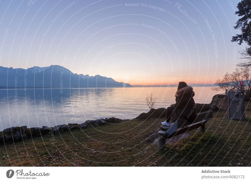 Frau auf Holzsitz in See und Berge Schweiz Natur reisen Tourismus Landschaft Glück azurblau türkis malerisch Frieden majestätisch idyllisch Inhalt Sitzen