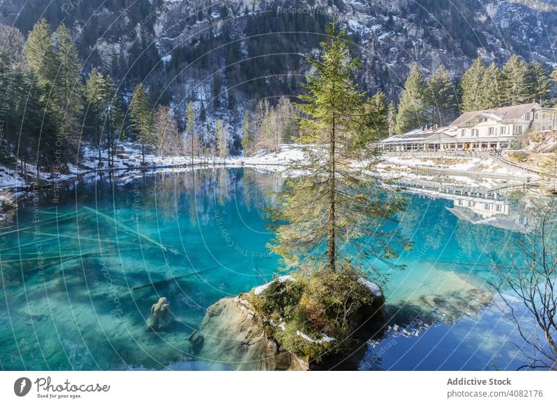 Ruhiger blauer See in verschneiten Bergen Resort Schweiz Landschaft Natur Schnee azurblau Wasser reisen Wald Winter Tal malerisch Tourismus Frieden Gelassenheit