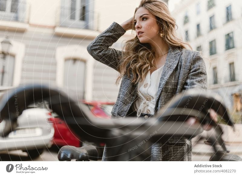 Dame wählt Mietfahrrad auf Parkplatz Öffentlich elegant Fahrrad Wochenende Freizeit Straße Freude Miete im Freien Reise Ausflug Frau Lifestyle Verkehr Urlaub