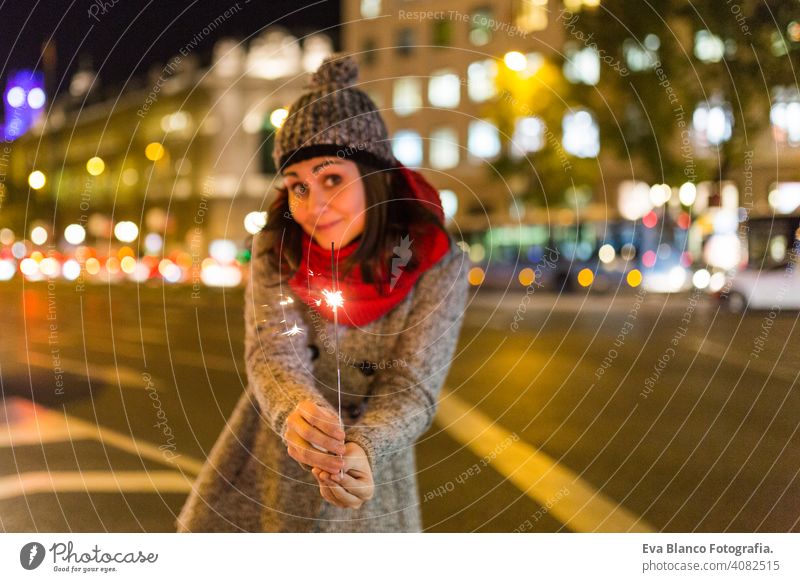 schöne junge Frau, die in der Nacht funkelt, Spaß hat und lächelt Party Licht dunkel Feuer Feuerwerk Hand Flamme Funkelt hell Lebensstile Hintergrund Glück