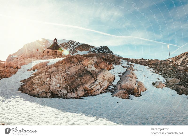 Zwischenstation an der Zugspitze mit Kapelle im Gegenlicht Schneelandschaft Strukturen & Formen Österreich Umweltbilanz Umweltsünder Zerstörung Gletscher