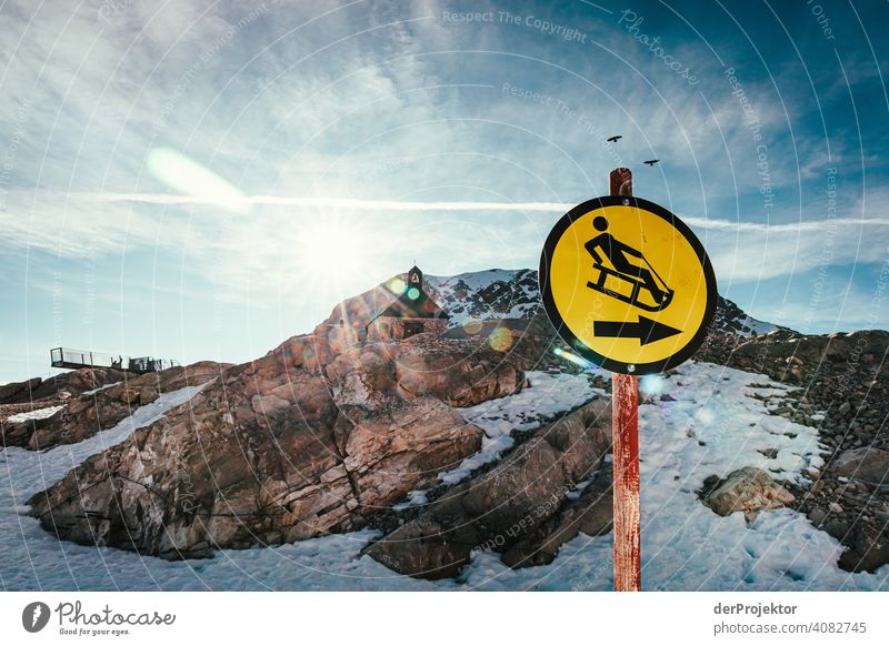 Zwischenstation an der Zugspitze mit Kapelle und Schild im Gegenlicht Schneelandschaft Strukturen & Formen Österreich Umweltbilanz Umweltsünder Zerstörung