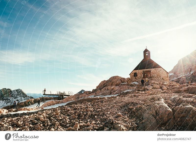 Zwischenstation an der Zugspitze mit Kapelle im Gegenlicht II Schneelandschaft Strukturen & Formen Österreich Umweltbilanz Umweltsünder Zerstörung Gletscher