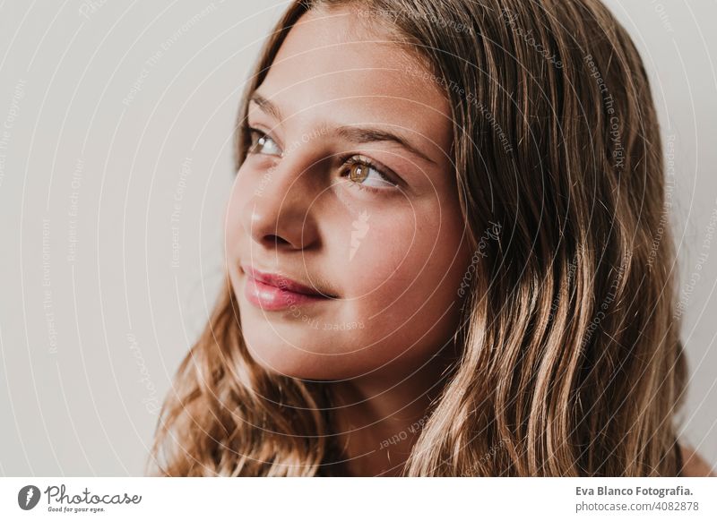 Porträt der schönen Teenager-Mädchen zu Hause. Blick durch das Fenster. weißem Hintergrund. Glück und Lifestyle-Konzept Kind Tourismus Lächeln Menschen Frau