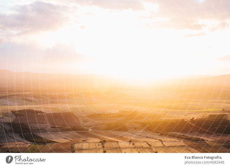 Hoher Blick auf eine Mosaiklandschaft an einem bewölkten Tag. Spanien Felder Landschaft. Schöne Sonnenuntergang mit gelben Farben Umwelt Szene ländlich