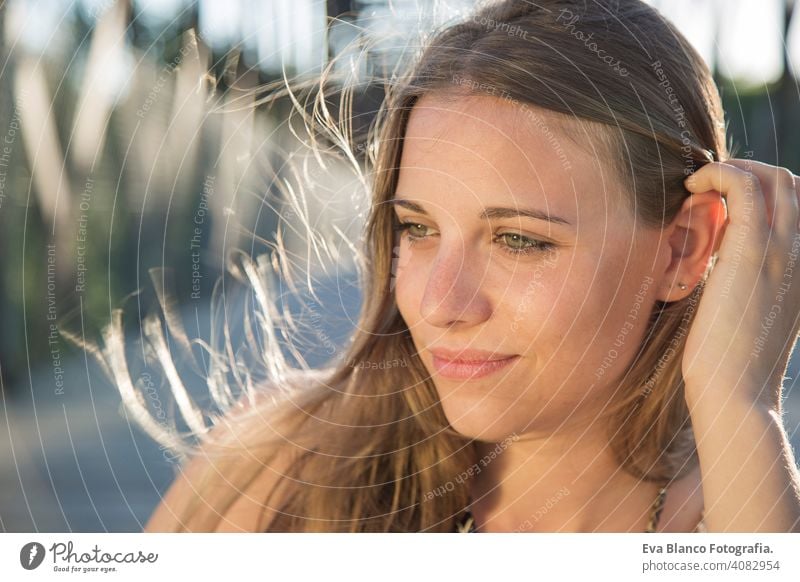 Porträt einer schönen Frau bei Sonnenuntergang jung im Freien Glück blond blaue Augen Brücke Sommer sonnig Behaarung Fröhlichkeit Lifestyle Gesicht Spaß weiß