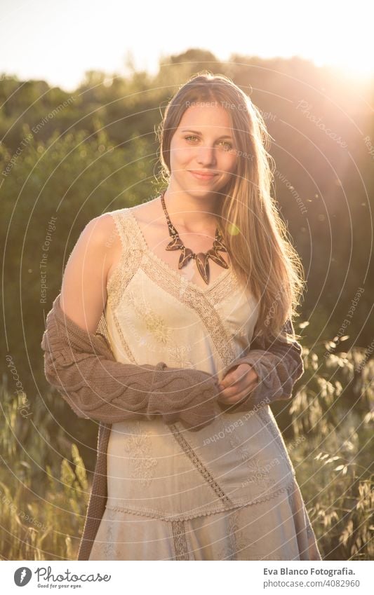 Außenporträt einer schönen jungen Frau bei Sonnenuntergang Porträt im Freien Glück blond blaue Augen Brücke Sommer sonnig Behaarung Fröhlichkeit Lifestyle