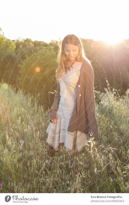 Außenporträt einer schönen jungen Frau bei Sonnenuntergang Porträt im Freien Glück blond blaue Augen Brücke Sommer sonnig Behaarung Fröhlichkeit Lifestyle