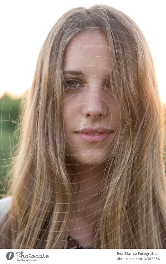 Nahaufnahme des Porträts einer schönen jungen Frau bei Sonnenuntergang im Freien Glück blond blaue Augen Brücke Sommer sonnig Behaarung Fröhlichkeit Lifestyle