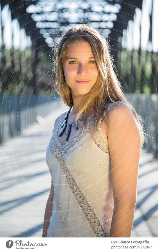 Außenporträt einer schönen jungen Frau Porträt im Freien Glück blond blaue Augen Brücke Sommer sonnig Behaarung Fröhlichkeit Lifestyle Gesicht Sonne Spaß weiß