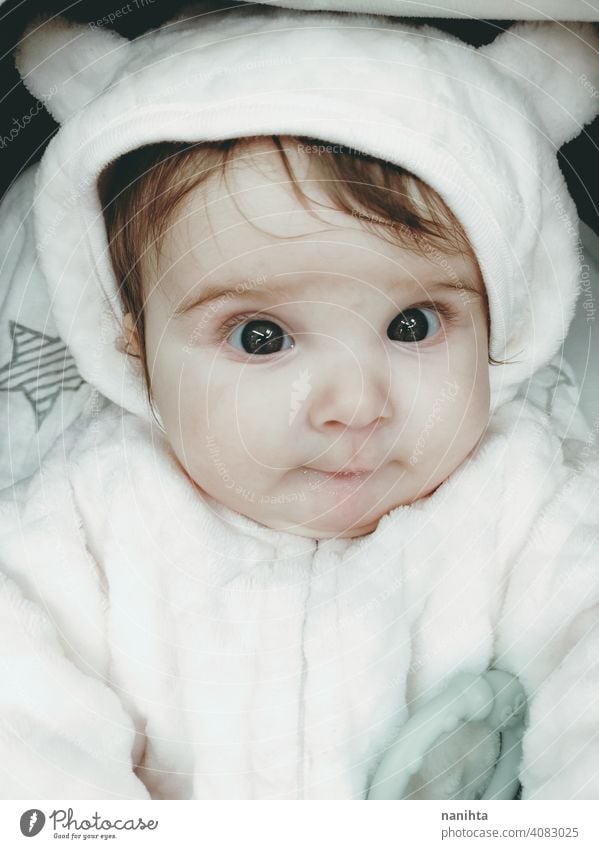 Lovely Porträt eines Baby-Mädchen trägt Winterkleidung kleines Mädchen Kindheit niedlich wenig Gesicht Auge graue Augen neugeboren Elternschaft Süßer lieblich