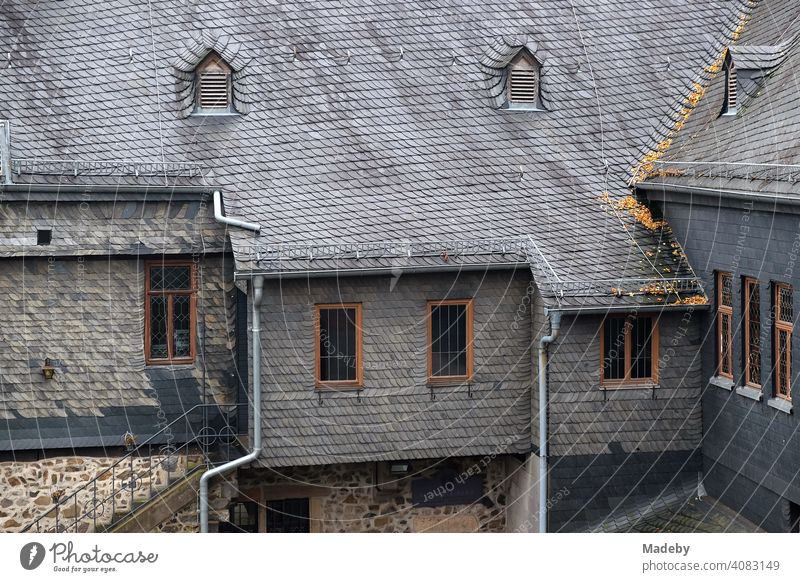 Altes Schieferdach und Fassade mit Schindeln aus grauem Schiefer auf Burg Gleiberg in Wettenberg Krofdorf-Gleiberg bei Gießen in Hessen Ziegel Dachziegel