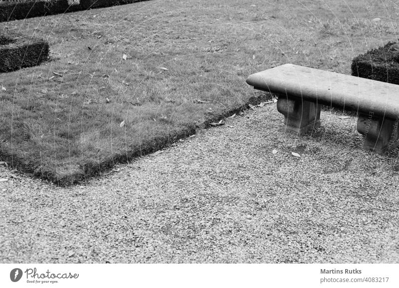 Garten der Künste. Jardin des Arts - Albert Schweitzer. Paris. Park Bank Linien Gras Kies Sand gerade bedeckt Wege & Pfade Parkbank Schwarzweißfoto niemand