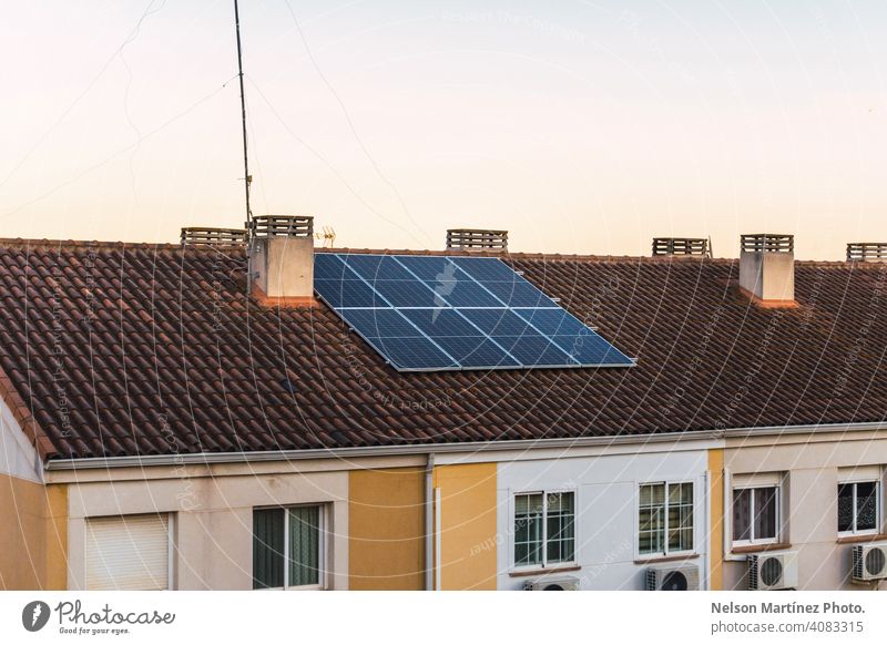 Haus mit Photovoltaik-Modulen auf dem Dach gewinnt Energie aus dem Sonnenlicht Sonnenkollektor Kraft Dachterrasse wohnbedingt Brennstoff Umwelt Wahl Licht