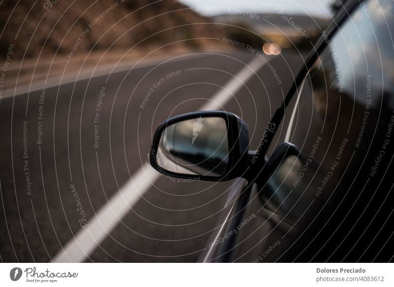 Foto der Straße aus dem Wageninneren aufgenommen Ansicht reisen Autobahn Ausflug altehrwürdig Landschaft Asphalt Natur Reise Abenteuer Horizont Laufwerk Weg