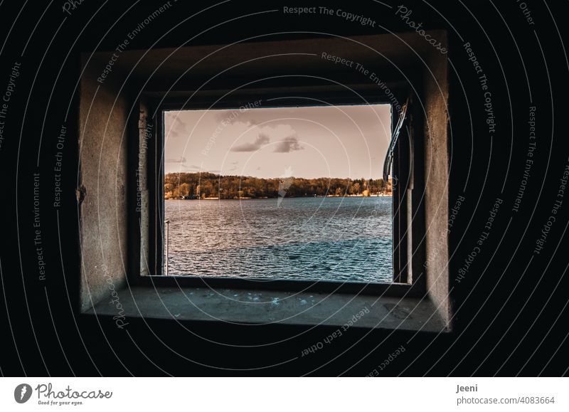 Einen Moment den Ausblick genießen | Blick aus einem kleinen Fenster des alten Hafenspeichers auf das Wasser ausblick Loch herausschauen Ausschau Turm Ruine