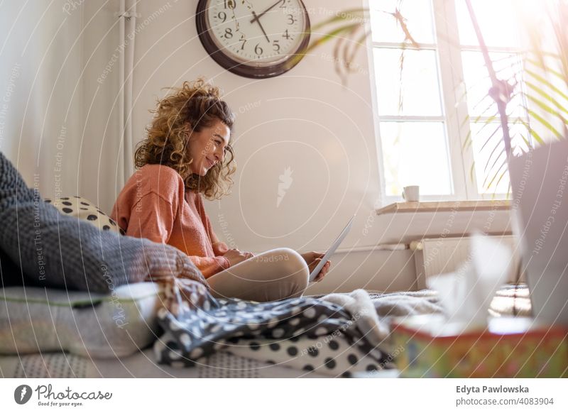 Junge Frau arbeitet im Bett zu Hause mit Laptop Bildung Lernen studierend Hausaufgabe Buch E-Learning Technik & Technologie Computer arbeiten Internet online