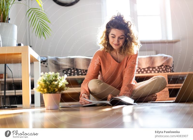 Studentin lernt in häuslicher Umgebung mit Laptop und Büchern Bildung Lernen studierend Hausaufgabe Buch E-Learning Technik & Technologie Computer arbeiten