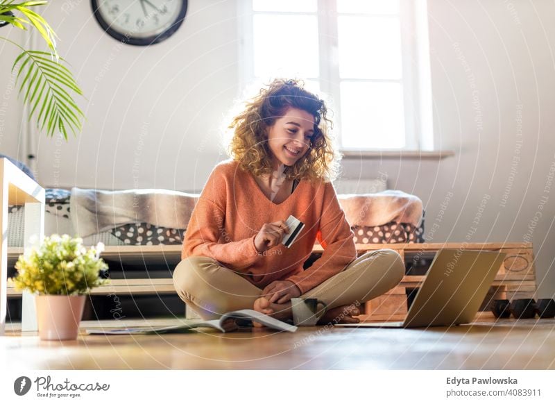 Lächelnde Frau zu Hause Einkaufen online Technik & Technologie Laptop Computer arbeiten Internet Mitteilung Drahtlos Verwendung des Laptops Arbeiten zu Hause