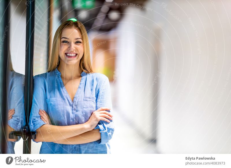 Porträt einer selbstbewussten jungen Geschäftsfrau im Büro stehend Frau Mädchen Menschen Unternehmer Business gelungen Erfolg professionell Erwachsener