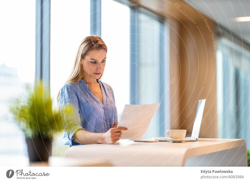 Porträt einer selbstbewussten Geschäftsfrau im Büro Frau Mädchen Menschen Unternehmer Business gelungen Erfolg professionell jung Erwachsener Lifestyle