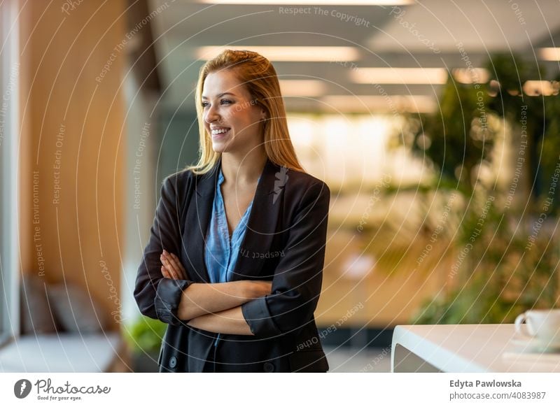 Lächelnde Frau im Büro Mädchen Menschen Unternehmer Business Geschäftsfrau gelungen Erfolg professionell jung Erwachsener Lifestyle im Innenbereich