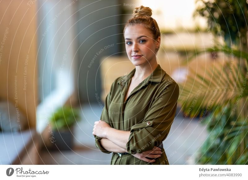 Porträt einer selbstbewussten jungen Geschäftsfrau im Büro stehend Frau Mädchen Menschen Unternehmer Business gelungen Erfolg professionell Erwachsener